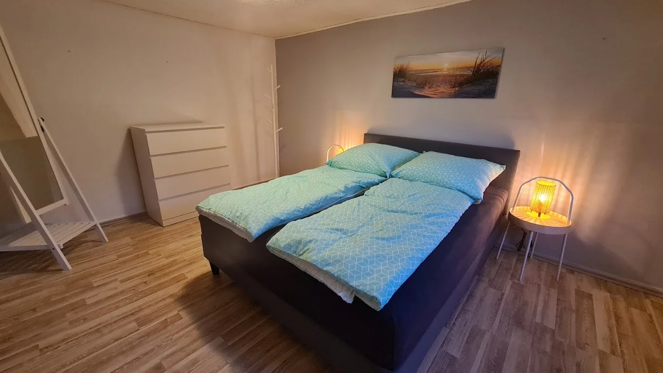 Schlafzimmer mit Boxspringbett
