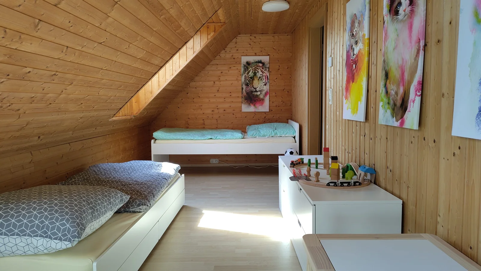 Schlafzimmer unter der Dachschräge mit Einzelbetten