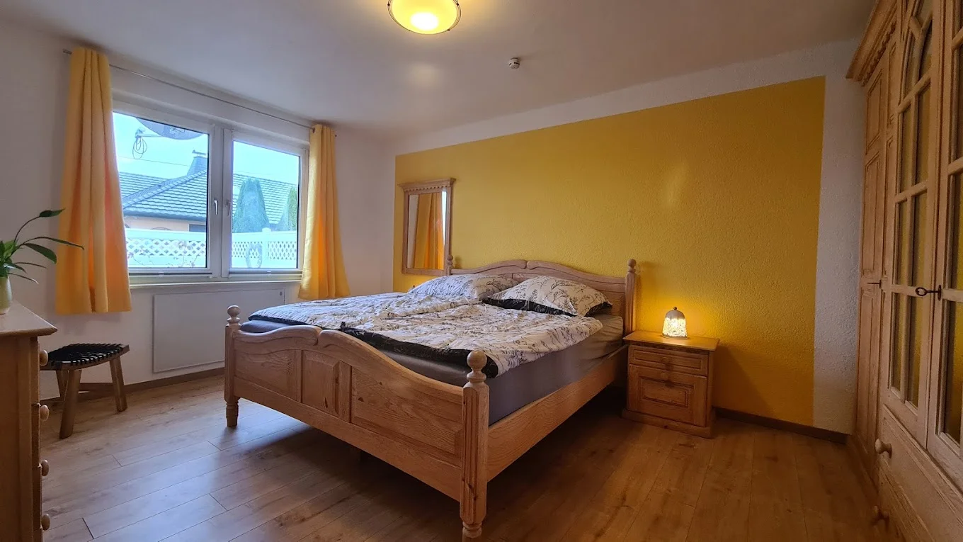 Schlafzimmer mit Doppelbett und Fenster