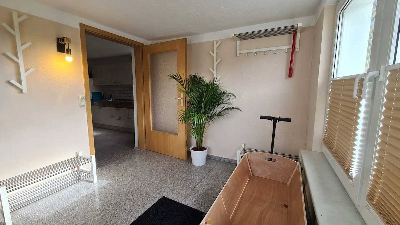 Helle Veranda mit Garderobe und Zugang zur Küche